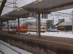 雲州平田駅、発車した車内からパチリ。
一畑電車の車庫があるようで、並んだ電車を目にすることができました。
手前から7000系、1000系、2100系（京王電鉄復刻カラー）だと思います。
今回の旅行、楯縫号は見つけられませんでしたがその他一畑電車の様々な姿を見ることができ嬉しかったです。