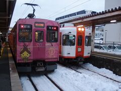 松江しんじ湖温泉駅に到着しました。
夕方だったからか、通勤通学の方が多かったように思います。
県民の大切な足なんだなあと実感です。

場所変わっても雪多いまま。
途中、大きな川で凍っている部分あるように見えたのですが…川が凍る寒さだなんて本当に厳しいですね。