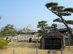 姫路城

前に来た時は，駅から歩いたので，
結構距離がありました。