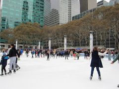 [Bryant Park]

通常は芝生で覆われている所が
期間限定でスケートリンクになっています。
（利用料は無料、スケート靴は有料で借りる事ができます）