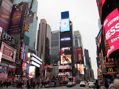 [Times Square]

これこれ～TVで何度目にした事か！一度訪れてみたかったのよね♪
にしても昼間から電力使い放題＾＾
お困りの国に分けて差し上げたい。