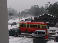 お城から出て駐車場側に降り、道をはさんで向かいのお店に来ました。島根ふるさと館（島根県物産観光館）です。
２階にカフェがあり、ここで休憩・昼食とします。（名前を撮り忘れたのですが、検索したところカフェコンセルボふるさと館だと思われます）

カフェの窓の外、レイクラインバスが見えたのでパチリ。
先ほど降りたところとは異なるバス停「大手前堀川遊覧船乗場・歴史館前」です。
運転手さんに、乗車の際は待合室があって暖かいこちらのバス停をとお勧めいただきました。