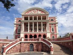 ブラジル最後の訪問先はマナウスへ。
シンボルのアマゾナス劇場。

マナウスはじっとりと熱く、
湿気がものすごいため体感的に不快感がすごかったです