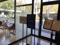 東京・上野『国立西洋美術館』1Fのレストラン【カフェ すいれん】の
写真。

中庭に面した明るい雰囲気のカフェレストラン。
ケーキセットや、西欧料理を中心としたお食事、また、コース料理等も
お気軽にお楽しみいただけます。ワイン、ビール等もご用意し、
皆様のお越しをお待ちしています。

＜営業時間＞
10:00～17:15（食事11:00～16:30　喫茶10:00～17:00）

 金曜日・土曜日
10:00～21:00（食事11:00～20:10　喫茶10:00～20:30）

時間延長期間
10:00～22:00（食事11:00～21:10　喫茶10:00～21:30） 

＜休業日＞
毎週月曜日（ただし、月曜日が祝日または振替休日となる場合は翌日）
年末年始(12/28～1/1)
その他美術館休館日に準ずる 

＜席数＞
82席  

http://www.nmwa.go.jp/jp/shop-cafe/cafe.html