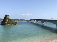 万座毛をさくっと観光後は古宇利島へ。
渋滞はないけど、交通量は多かった。
車は「れ」ナンバーばかり（=レンタカー）。
みなの目的地は水族館か古宇利島ｗ
