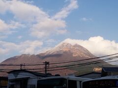 バス降り場から見た、由布岳。
やはり今日は寒いのか、頂上付近は白いお化粧。
この何とも「溶岩、盛り上がりました」的なフォルムは、
火山に興味がある自分には、非常に美しく。そして興味深い。

さて、時刻は１６時前、日は傾いたものの、まだ明るい…
…が、我らは駅でタクシーを拾い、宿へ向かう。
今回の旅行のメインイベントと言っていい、お宿。
早めに行って、このお宿を満喫せねばならない！（笑）