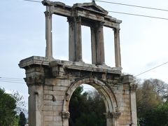 ランチも終えて午後もがっつりアテネ散策します♪
プラカ地区から東へ歩いてきました。

見えてきたのはハドリアヌスの凱旋門です。
現代の街にこんなの急に出現するアテネって(･д･`*)ｽｹﾞｰ