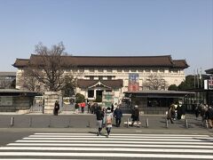 東京・上野『東京国立博物館』のエントランスの写真。

＜開館時間のご案内＞
9:30～17:00（入館は16:30まで）

「黒田記念館」は通年で9:30～17:00(入館は16:30まで)　
 「資料館」は9:30～17:00（月曜日から金曜日）
（注）入館は閉館の30分前まで
（注）時期により変動あり

＜休館日のご案内＞
月曜日（ただし月曜日が祝日または休日の場合は開館し、翌平日に休館）
年末年始（2017年12月26日～2018年1月1日）。
ゴールデンウィーク期間とお盆期間中（8月13日～8月15日）は、
原則として無休。

「資料館」は、土曜日・日曜日・祝日、毎月の末日
(休日にあたる時はその前日)、年末・年始。
その他臨時に休館することがあります。
 
「表慶館」は特別展・イベント開催時を除き、休館しています。
 
＜料金のご案内＞
一般620（520）円、大学生410（310）円
（注）（ ）内は20名以上の団体料金です。
（注）特別展の場合は別料金となります。各特別展の案内ページを
ご参照ください。
（注）障がい者とその介護者各1名は無料です。入館の際に
障がい者手帳等をご提示ください。
（注）高校生以下および満18歳未満，満70歳以上の方は，
総合文化展について無料です。入館の際に年齢のわかるもの
（生徒手帳，健康保険証，運転免許証など）をご提示ください。

 ＜アクセス＞
JR上野駅公園口、または鶯谷駅南口下車　徒歩10分

東京メトロ　銀座線・日比谷線上野駅、千代田線根津駅下車　徒歩15分

京成電鉄　京成上野駅下車　徒歩15分

台東区循環バス「東西めぐりん」で上野駅・上野公園バス停から乗車し、
1つ目のバス停が東京国立博物館前（2分）。

http://www.tnm.jp/modules/r_free_page/index.php?id=113