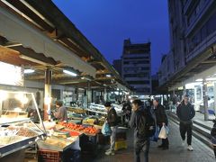 一旦、シャワーを浴びて、夕飯を探す街ぶらに出掛けます。
近くにアテネ中央市場があるみたいなんで、見てみることに。