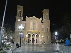 そろままプラカ地区をレストラン探しでぶらぶらしてると、ミトロポレオス大聖堂にたどり着きました。
もう日も暮れてますけど、これが良い塩梅で美しい。
アテネを代表する教会だそうで。