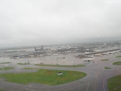 成田空港T2。
雨降りです。