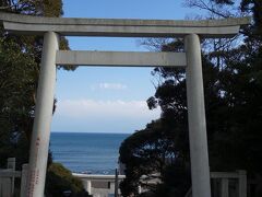 大洗磯前神社。

車だと本殿と同じ高さまで行けため、この鳥居までの階段を上ることなく行けます。
鳥居の向こうに海が見えます。