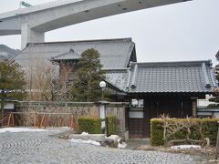 岡谷　旧林家住宅（国重文）　岡谷駅から徒歩8分

～製糸家林国蔵の居宅　経営の営みを伝える～
製糸家であり実業家であった初代林国蔵の居宅。茶室と洋室が隣り合わせに接し、金唐革紙の和室がある貴重な文化遺産。

時間が中途半端でしたので、見学はしませんでした。