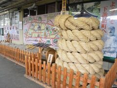 下諏訪駅　10:25着

ホームでは御柱がお出迎えです。
御柱祭は、諏訪大社で７年目ごとの寅と申の年に社殿の四隅にある御柱とよばれる樅の大木を建て替えるお祭りです。

この曳綱と古御柱は、諏訪大社下社秋宮に平成１６年に奉納されていたもので、平成２２年の御柱祭の際に役目を終えたもの。
