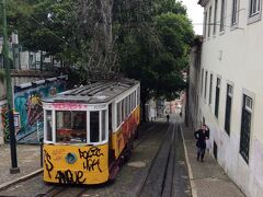 リスボン２日目
今日は雨が降りそうです。お昼過ぎにポルトに移動です。
到着時にリスボンカードを購入していたので、午前中はトラムやケーブルカーで
市内見学です。

