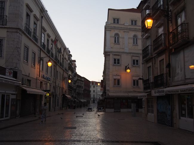 私、アバッキオの朝は早い。<br /><br />平日は出来るだけ遅くまで寝ていたい人間だが、休日は出来る限り１日を長く感じたいので早起きするタイプだ。<br />それが旅先なら尚更である。<br /><br />朝6時過ぎ。<br />気合い入れて早く起きすぎたが、ゆっくり散歩といきましょう。