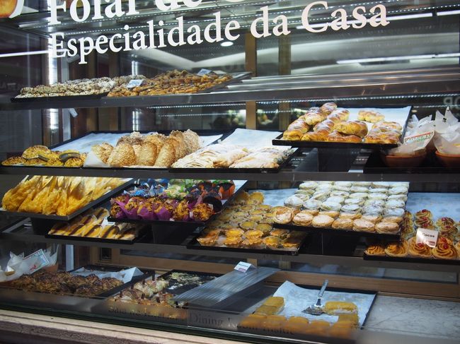 ほとんどのお店は閉まっているが、ウィンドウには美味しそうなお菓子がズラリ。<br /><br />それにしてもやっぱりポルトガルはお菓子大国だね。<br />こういったお店が多数。