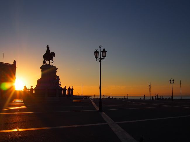 ロシオ広場近くのホテルからのんびり歩く事20分。<br />コルメシオ広場に到着。<br /><br />すごい、海が目の前だ！<br />と思ったけど、海ではなくテージョ川。<br /><br />しかし美しい光景だ。