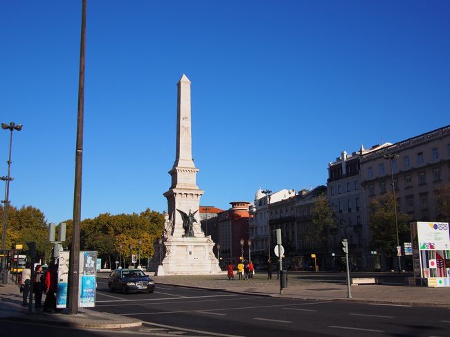 さて本格的に町歩きを始めよう。<br /><br />まずはロシオ広場から北へ少し行ったところにあるレスタウラドーレス広場へ。<br />ここのツーリストインフォメーションでリスボアカードを買うのが目的だ。