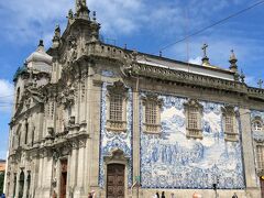 ゲストハウスに行く途中にあったので何度もそばを通りました。
カルモ教会の前は広場です。広場の反対側にはポルト大学もありました。
教会の側面のアズレージョはポルトガルで最大の物だそうです。
ポルトの教会はこのアズレージョでの装飾が多いです。
街歩きの途中でよくベンチに座って見ていました。
夜もライトアップしてあります。