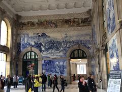 到着したサン・ベント駅
この駅は利用しない人もわざわざ見に来るポルトでは人気スポットです。
壁一面にアズレージョで歴史的な出来事が描かれています。
素晴らしい！私はタイル好きなんです。