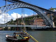 ドン ルイス1世橋
ドウロ川でクルーズに参加します。
6橋を巡るクルーズはお天気もいいので大盛況です。
川風が心地よく暖かい日で最高です。