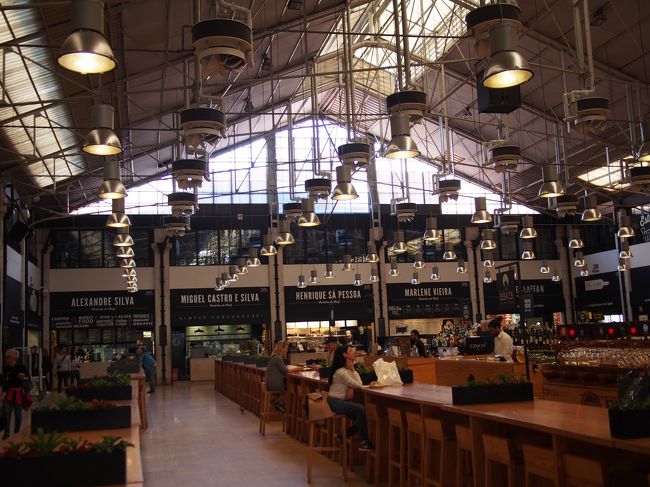 教会を後にし、そろそろご飯でも。<br />と、トラムに乗りつつリベイラ市場へ。<br /><br />お昼前なので空いててラッキー、と思ってたらほとんどのお店が支度中。<br />3軒ほどアタックしたものの全てオープン前だと断られたので、ここでのご飯は断念。<br /><br /><br />近くのカイス・ド・ソドレ駅から列車に乗ってベレンへ向かいます。