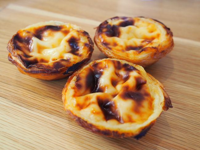 パスティス・デ・ナタ。<br />日本で言うエッグタルトです。<br /><br />隣のスタバでコーヒー買って、ポルトガル初の食事。<br />粉砂糖とシナモンを振りかけて食べる。<br /><br />上品な甘さとカスタードの滑らかさがたまりません。<br />1人で3ついけちゃいました。<br /><br /><br />エッグタルトではマカオのカフェ・エ・ナタが世界一美味しいと思ってましたが、本場恐るべし。