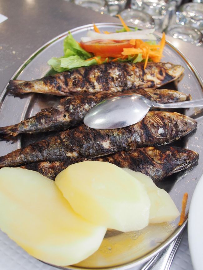 イワシの塩焼き。<br />なんとも安心する味。基本、塩味なので日本の味に近い。<br /><br />しかし一人前の量が多い。<br />特に芋！ 付け合わせなのに多い！<br /><br />