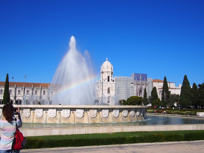 お腹も満たされたので再び散策へ。<br /><br />それにしても雨季だと聞いていたけど、天気がとても良い。<br />ジェロニモス修道院をバックに映る、噴水の虹がとても幻想的だ。