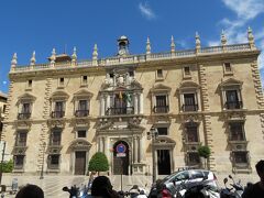 ヌエバ広場（Plaza Nueva）に面して建つアンダルシア最高裁判所（Tribunal Superior de Justicia de Andalucía）
16世紀に建てられた宮殿が裁判所として使われています。