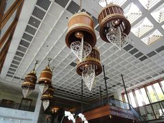 Mandarin Oriental Hotel（マンダリン オリエンタル ホテル）

12月08日（金）　

ちょっと変わった釣鐘型シャンデリアの華やかなロビーへ。 

