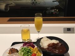 この日は半日勤務。
一旦帰宅し、荷造りしてから、成田空港へ向かいました。
サクララウンジで食事、JAL特製カレー、サラダ、点心。
シャンパングラスはミモザ。
画像、奥の機体が搭乗するJL4便。
