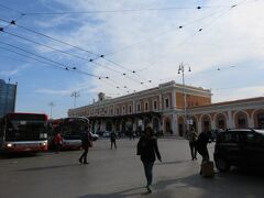 バーリ中央駅に到着。FS線に乗り換えてオストゥーニ駅に向かいます。
約1時間で到着。