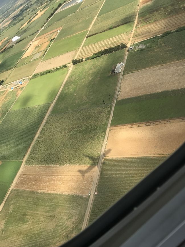 間も無く到着。西向きは時間がかかる。<br />のどかな景色！<br /><br />田んぼにわたしたちの飛行機の影がうつってたー