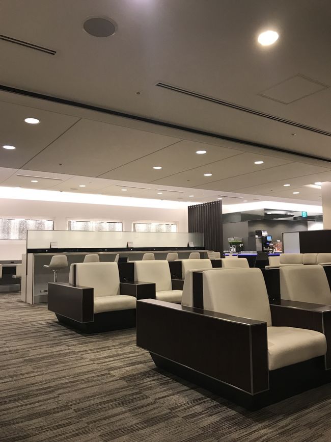 直行便利用なので関空から。<br />朝８時台のフライトやったので、<br />朝６時にお家を出ました。<br />こんなに早いフライトは久しぶり。<br /><br />めっちゃ混んでたラウンジですが、急に誰もいなくなった！！<br />こーゆう時いつも焦る。<br /><br />お腹がすいてたので青汁とおつまみでお腹をゴマかす。<br />ごはん出るから、がつんと食べたらあかんからね。