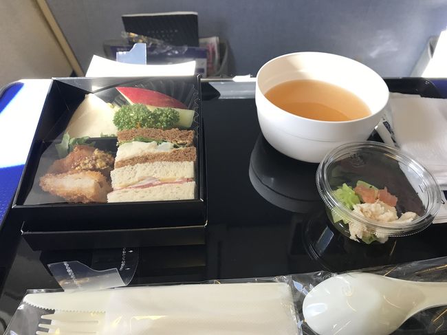 オンタイムで離陸。<br />あんまり混んでなくって、プレミアムクラスも２席あいたまま。<br /><br />朝食はこんな感じ。<br />ちょっと物足りなかった。<br />朝食で言うと、神戸発千歳行きのやつがボリュームあってよかったなー。