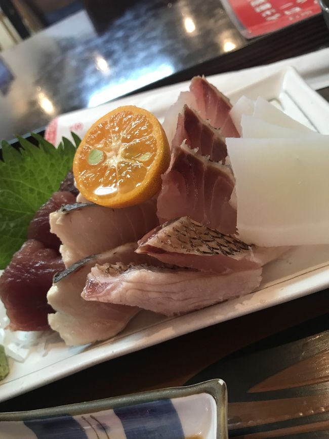 おさしみはなかなかのボリューム！<br />この日はマグロ、ハラゴ、フエフキダイ、セイイカの4種！<br />美味しいけどちょっと多かった。