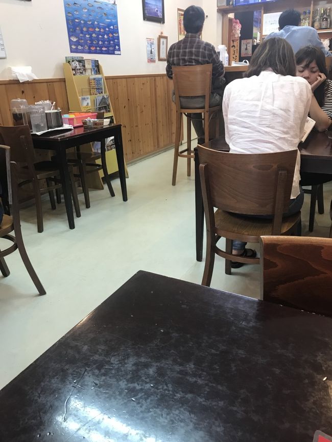 結構混んでる。<br />ラストひと席やったテーブル席に案内された。