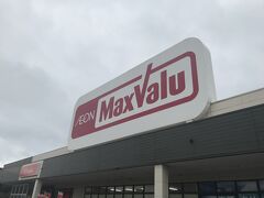 本当は川平湾に行こうと思ったけど、雨が降ってきたため、
予定を変更して市内のMax Valuへ。

ここで毎回、お土産を買います。