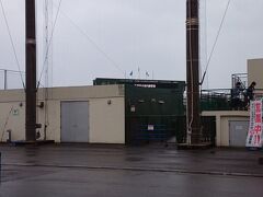 最終日もまずはマリーンズキャンプに。風が強く肌寒い。最高気温17度の予報。午前中は雨のため球場はシートが敷かれ、選手は室内練習場（見られない）とブルペンに。