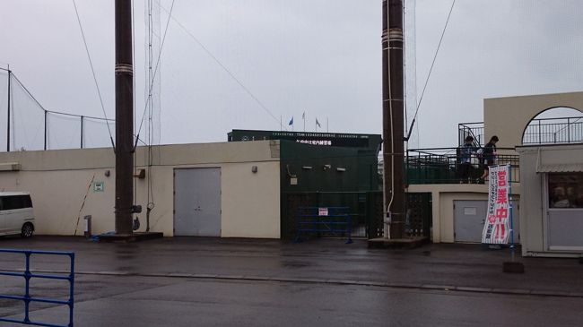 最終日もまずはマリーンズキャンプに。風が強く肌寒い。最高気温17度の予報。午前中は雨のため球場はシートが敷かれ、選手は室内練習場（見られない）とブルペンに。