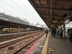広島駅へ到着しました。

今のように橋上駅舎ができる前、工事もまだ始まっていなかったようです。