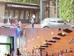 そんな風にして、マハナコンを楽しんでいたら、プルマンバンコクホテルGに到着！！
18時半に予約していたんだけれど、時間はまだ18時前。
思ったよりもBTSに乗っている時間が短くて、そして駅からの距離も近くて、早く着いちゃったの。
中に入って待つことにしようか。