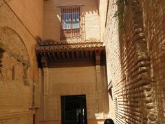 メスアール宮（Palacio de Mexuar）にある入口から入場します。