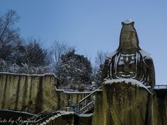 1月23日
前夜から雪が降り、この冬初めての積雪。夜明け前から大谷公園へ出かけ、雪をかぶった平和観音の撮影に出かけた。