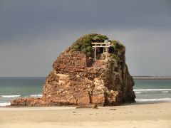 ちょうどバスが来たので稲佐の浜へやってきました。
出雲大社に集まる全国の神々が
この浜から出雲へ上陸すると伝えられてます。

ちょうど雲の間から弁天島に日が当たり
神々しい景色です。
