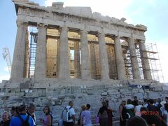 クルーズターミナルからタクシーでアクロポリスに向かい、パルテノン神殿を見学しました。