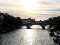 夏のパリは夜10時を過ぎてもこの明るさ！時間の感覚が麻痺しそう。
写真はサン・ルイ島に架かるマリー橋。セーヌ川に夕日が映えます！

こうして怒涛のパリ１日目は過ぎて行きました。