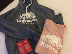 ロブソン通りのRootsで購入したもの。
パーカー80ドル、Tシャツ30ドルほど。

vancouverロゴのパーカー(フーディー)は
お店の人によるとここ限定らしいです。

おまけ？で缶バッチがついてました。
帰ってから気づいた。

ショップ袋が150周年記念のもので、とても可愛かった！！